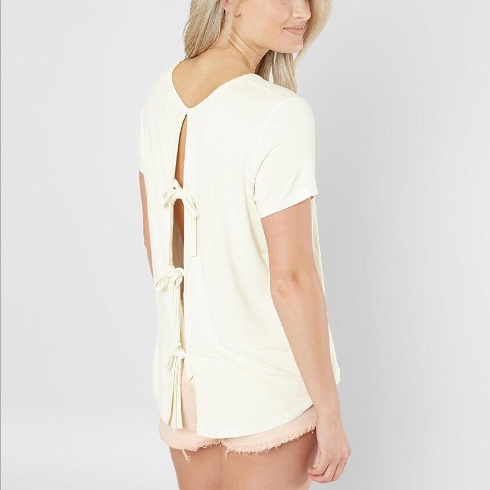 Buckle cream top